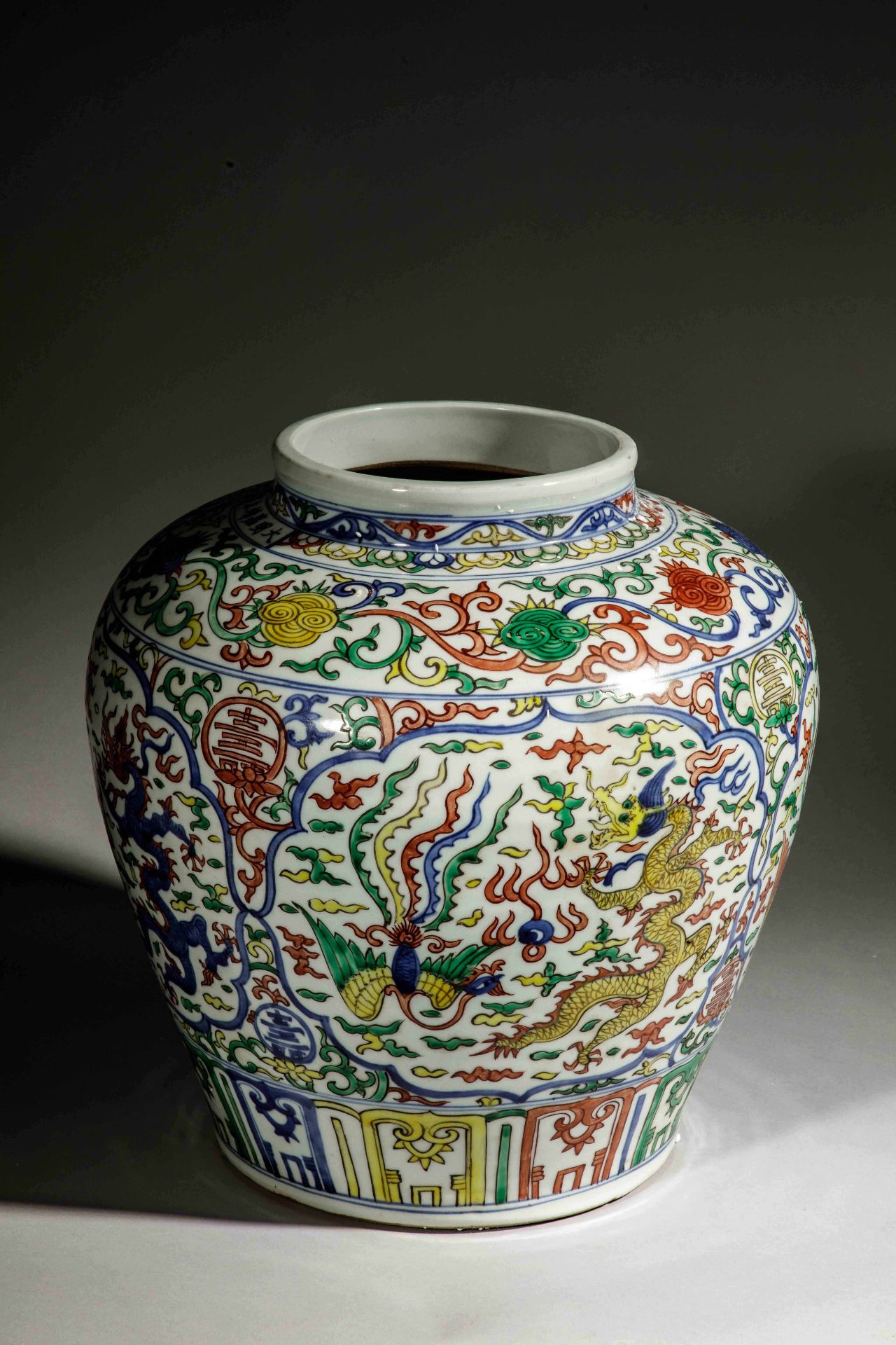Jarre Wuçaï en porcelaine à glaçure cinq couleurs sur couverte blanche, décoré de dragons et Phoenix - Bild 2 aus 3