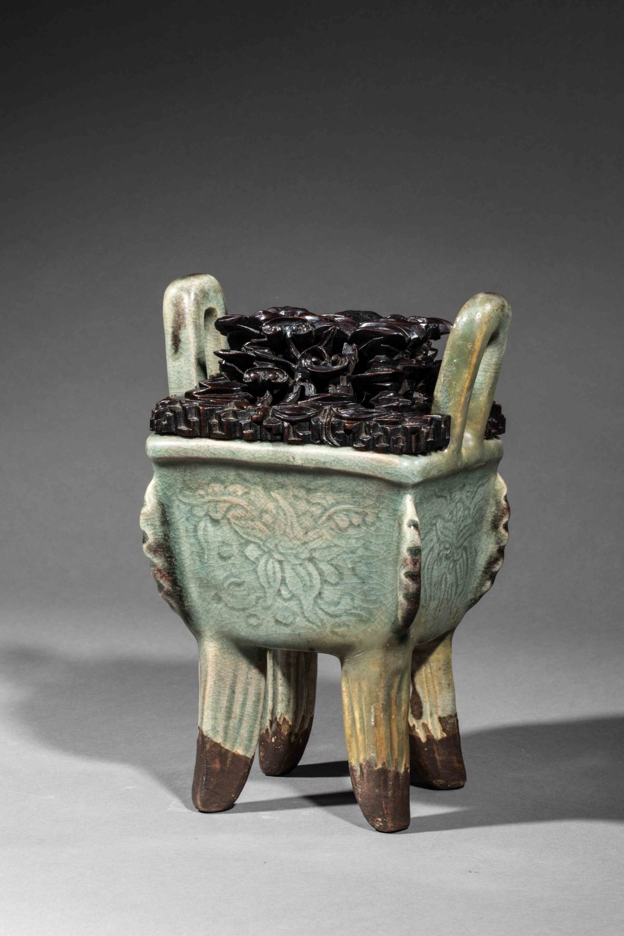Brûle parfum Fangding archaïsant en épaisse porcelaine incisée de motif floraux sous glaçure - Image 2 of 5