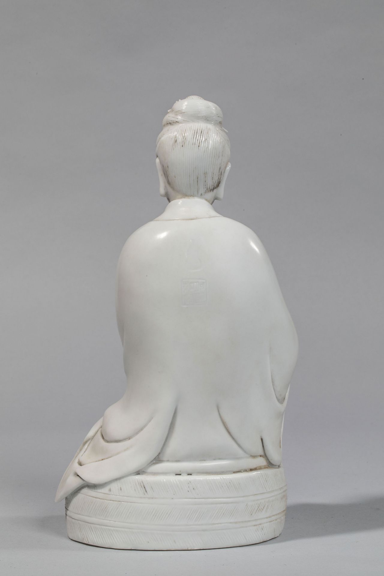 Le Boddhisattva Kwan yin assis en délassement, vêtu de sa robe monastique aux drapés plissés - Image 3 of 8