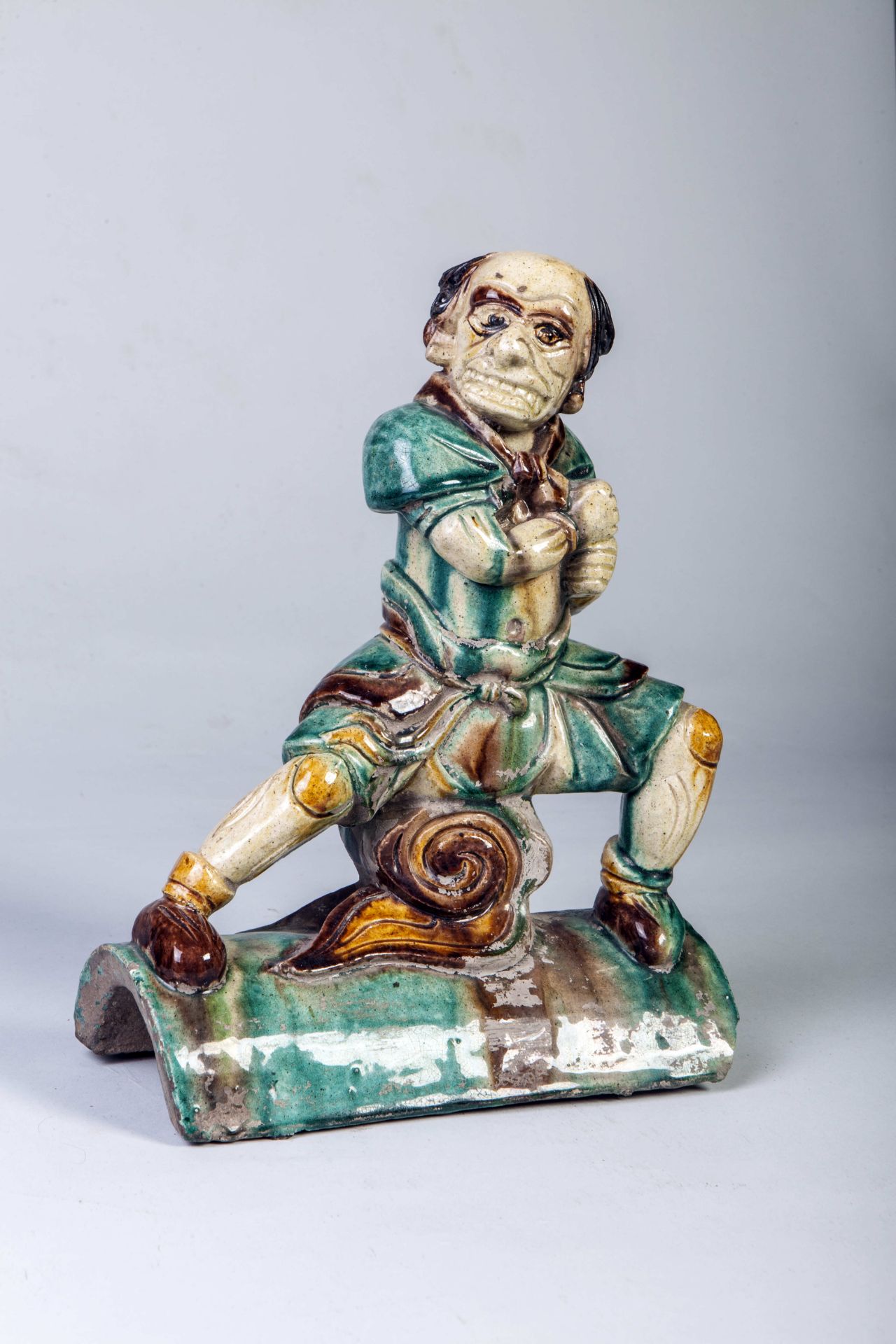 Tuile faîtière surmontée d'un personnage grotesque en céramique vernissée Wuhai cinq couleurs