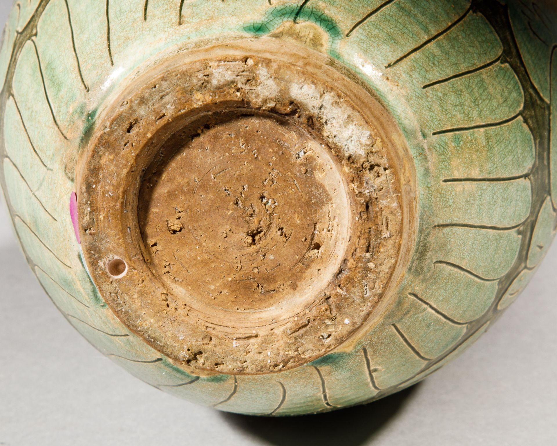 Vase balustre" Cizhou Sgraffiato » en grès porcelaineux à glaçure verte, base étroite , panse - Image 3 of 5
