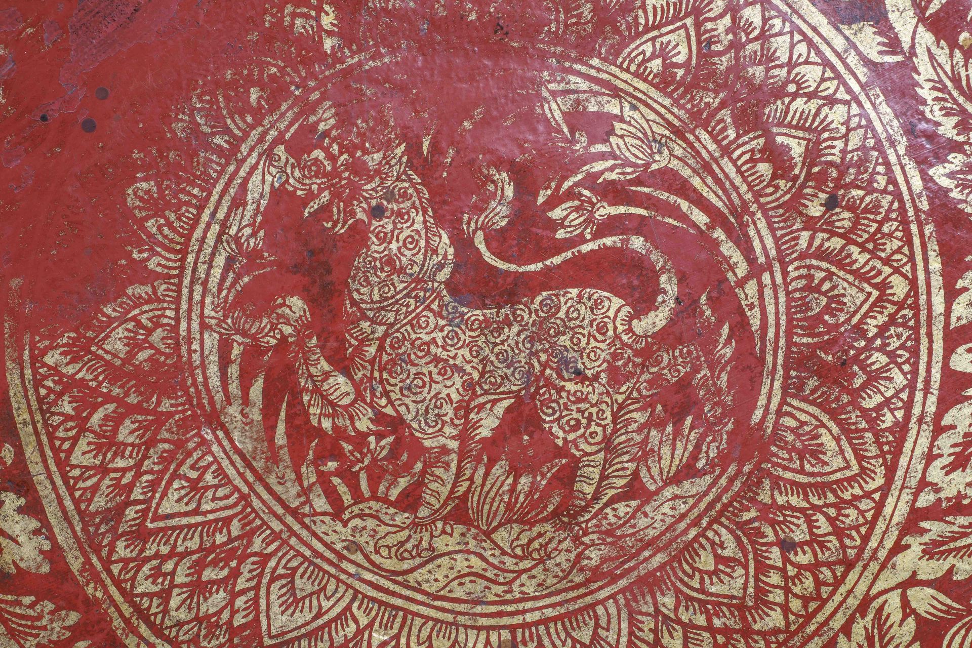 Plateau rituel cérémoniel à offrandes , circulaire sur piédestal à balustres en laque rouge - Bild 4 aus 4