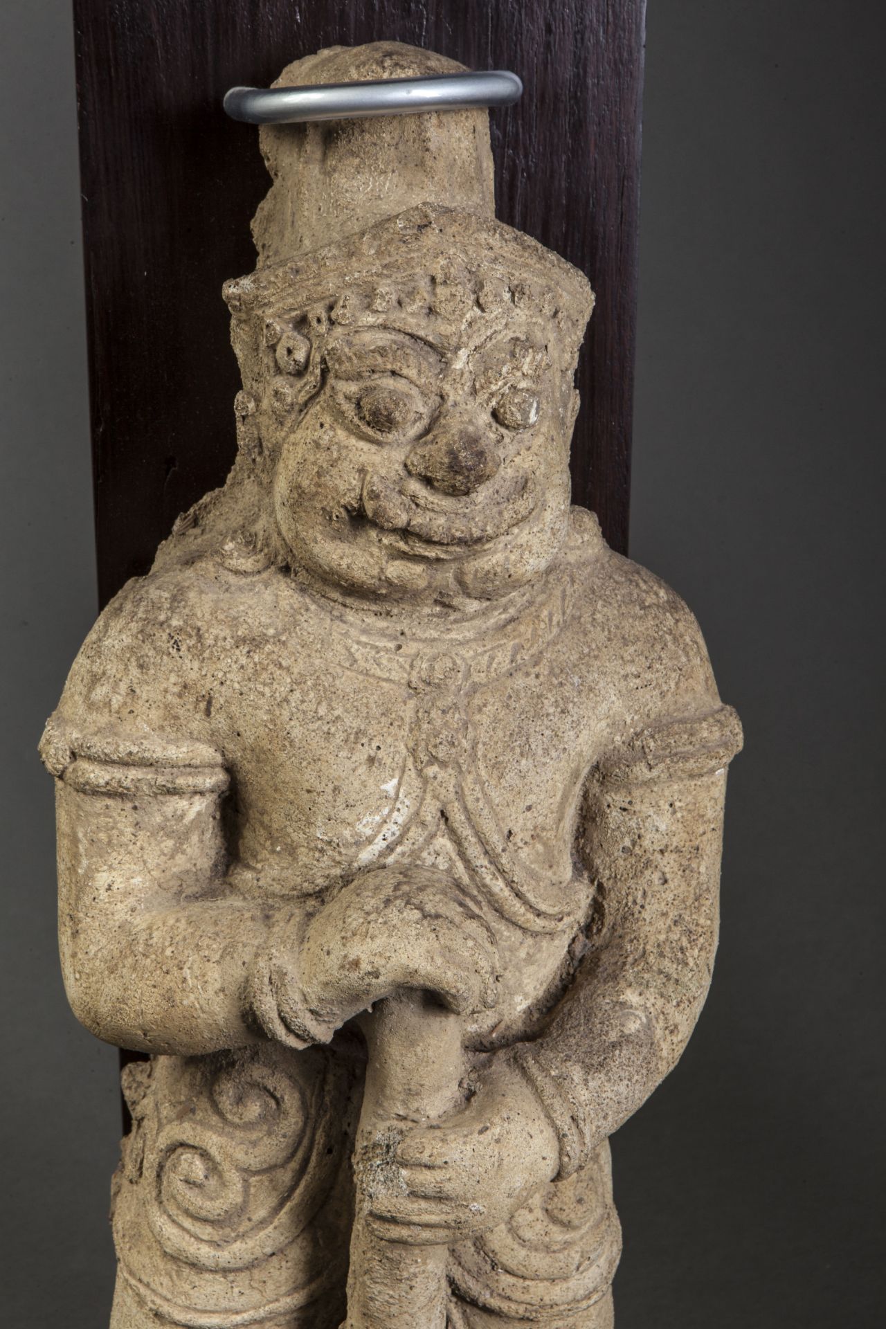 Paire de Rakshasas figurés debout en posture hiératique appuyé sur d'importantes massues, vêtus de - Bild 3 aus 4