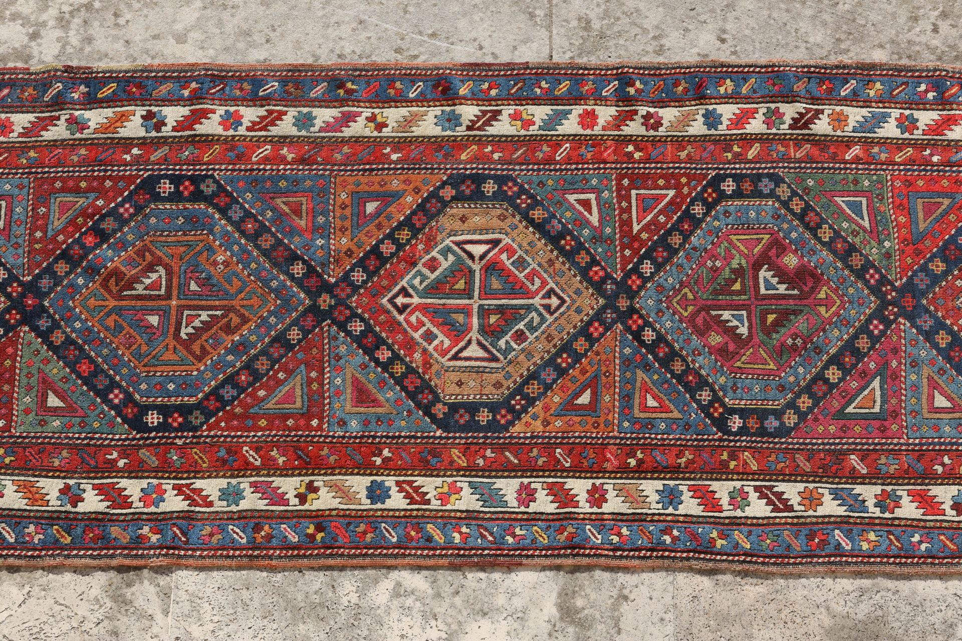 Tapis tribal en laine polychrome à décor de motifs traditionnels 365 x 114 cm - Image 2 of 3