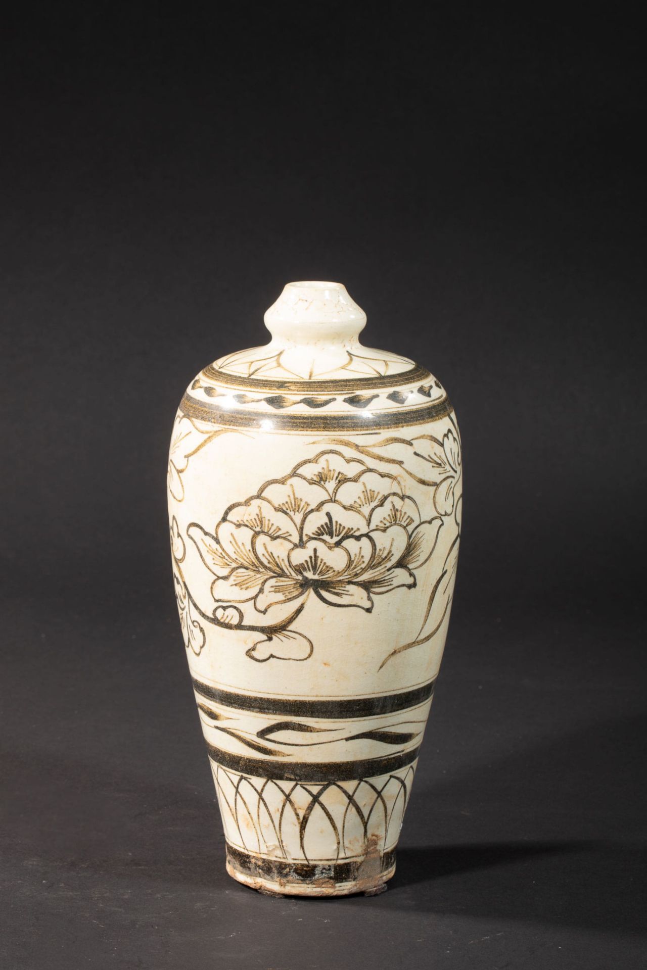 Vase meiping Cizhu décoré de pivoines épanouies et frise traitées « en appuyé comme au lavis » en