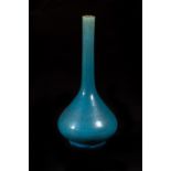 Vase flacon a haut col fin et panse piriforme en porcelaine à glaçure monochrome bleu turquoise