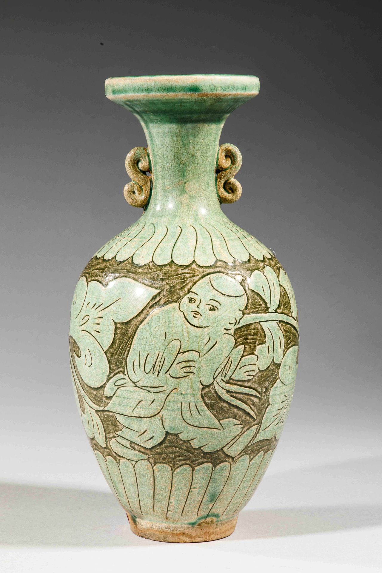 Vase balustre" Cizhou Sgraffiato » en grès porcelaineux à glaçure verte, base étroite , panse - Bild 2 aus 5