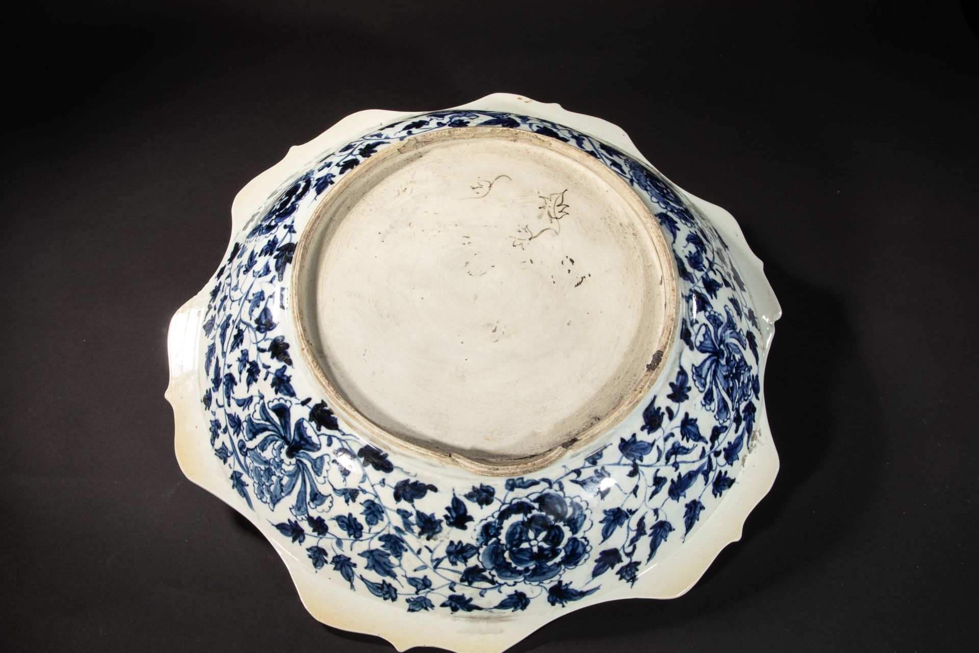 Important plat creux à marli polylobé, en porcelaine blanche décoré en bleu cobalt sous couverte d’ - Bild 3 aus 4