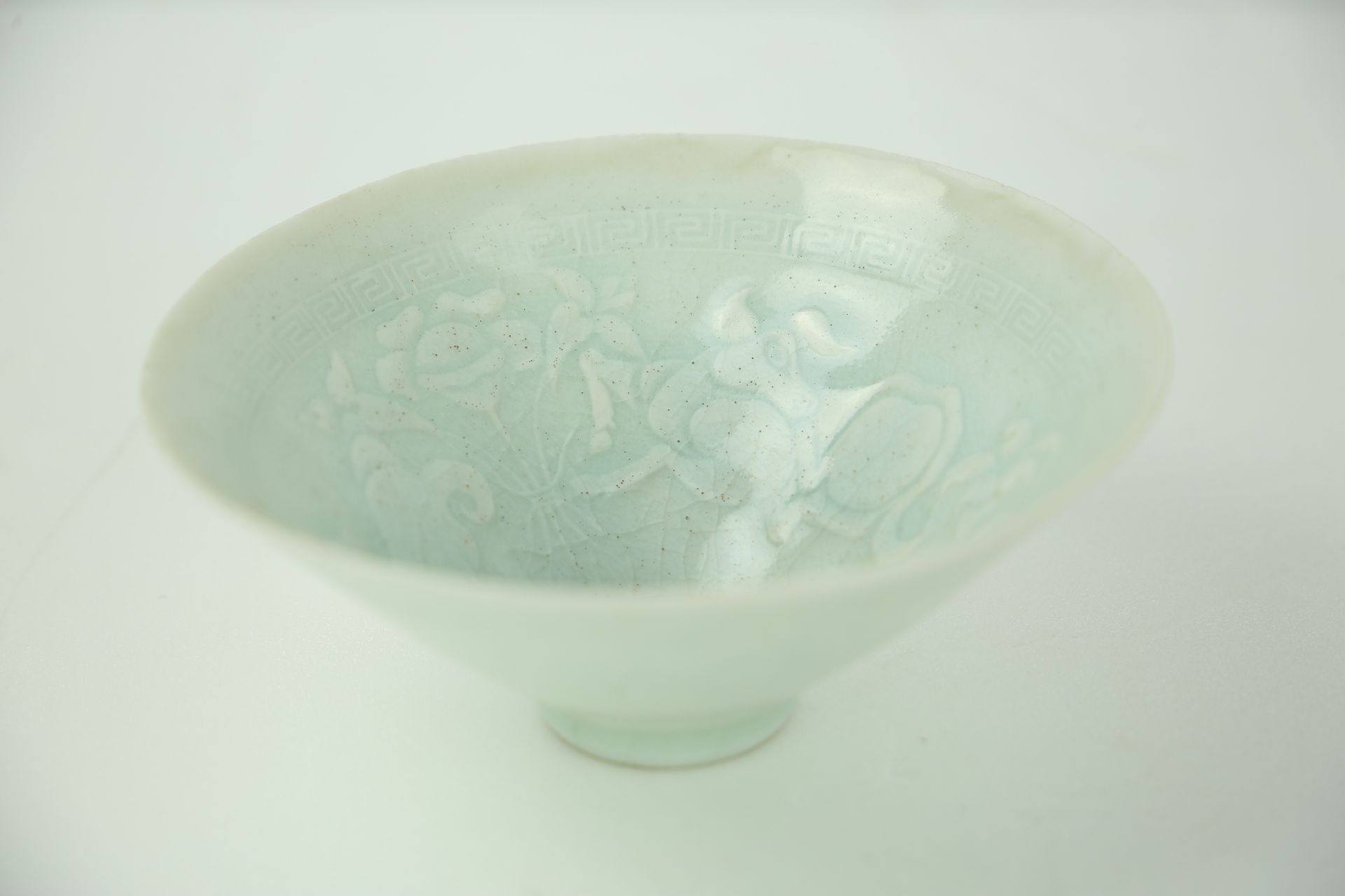 Fine coupelle « Qinbaï » de forme « Yashoubeï » , en fin grès porcelaineux délicatement décoré à l’ - Bild 3 aus 4