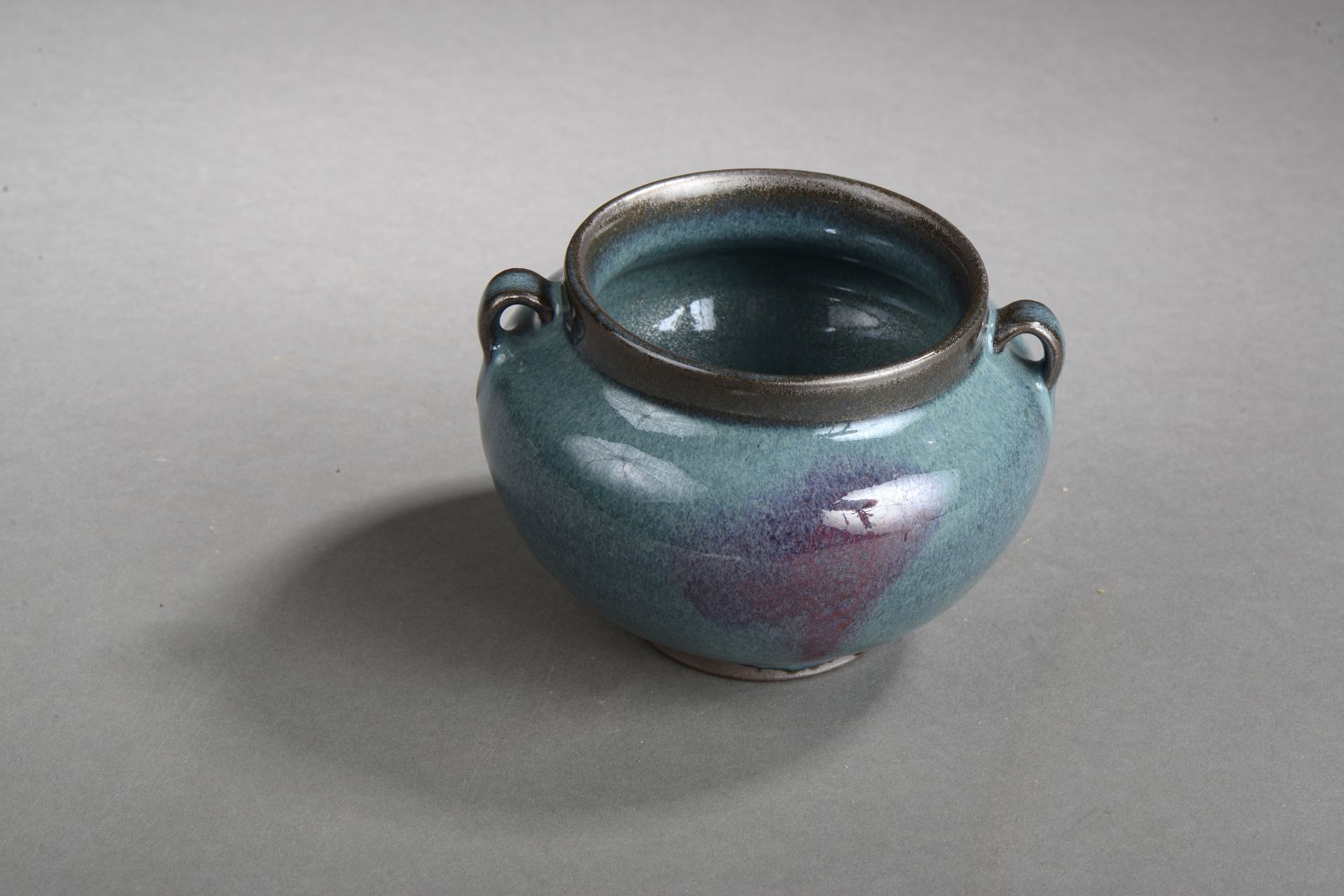 Petite jarre Guan en porcelaine" Junyao" sertie à l'épaulement de deux petites anses de préhension à
