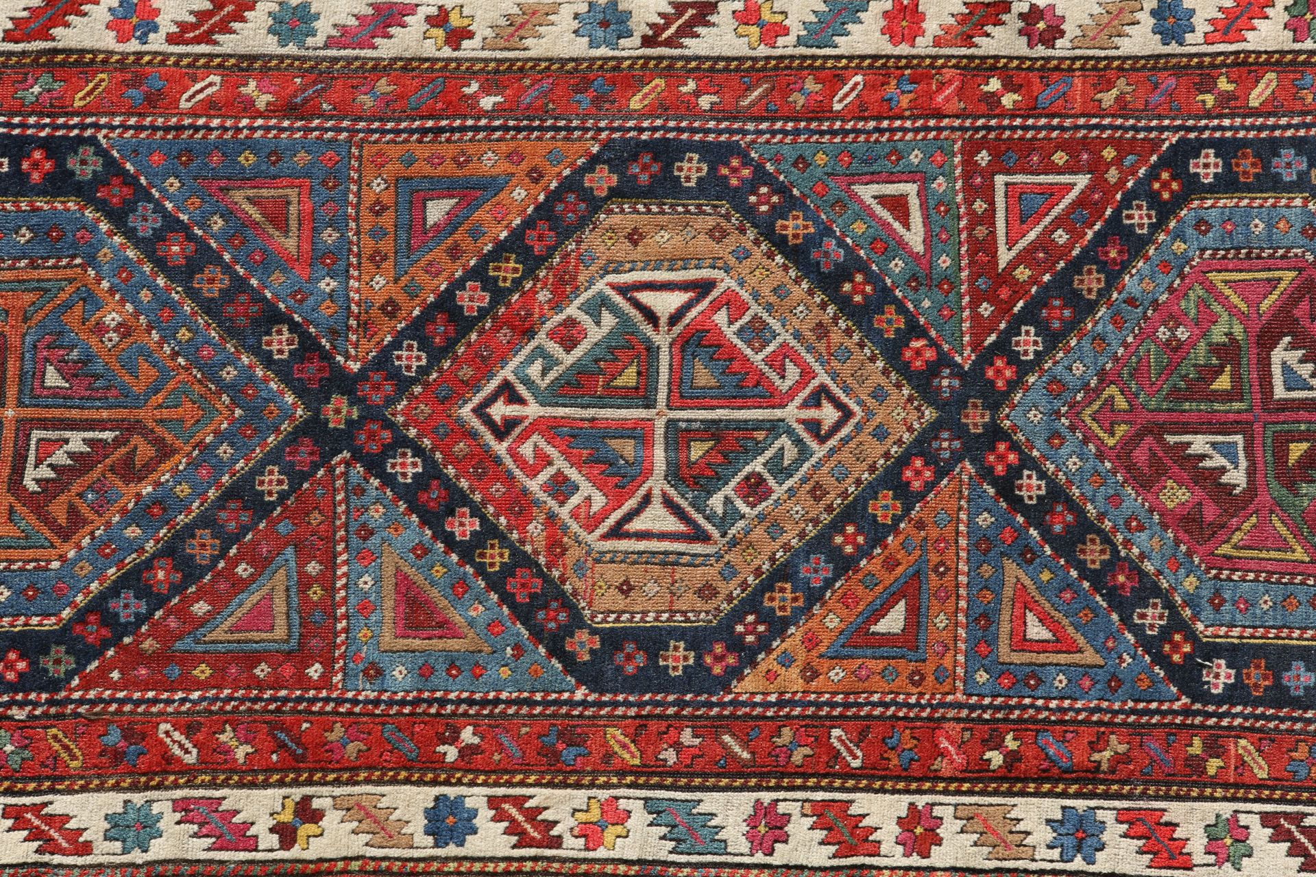 Tapis tribal en laine polychrome à décor de motifs traditionnels 365 x 114 cm - Image 3 of 3