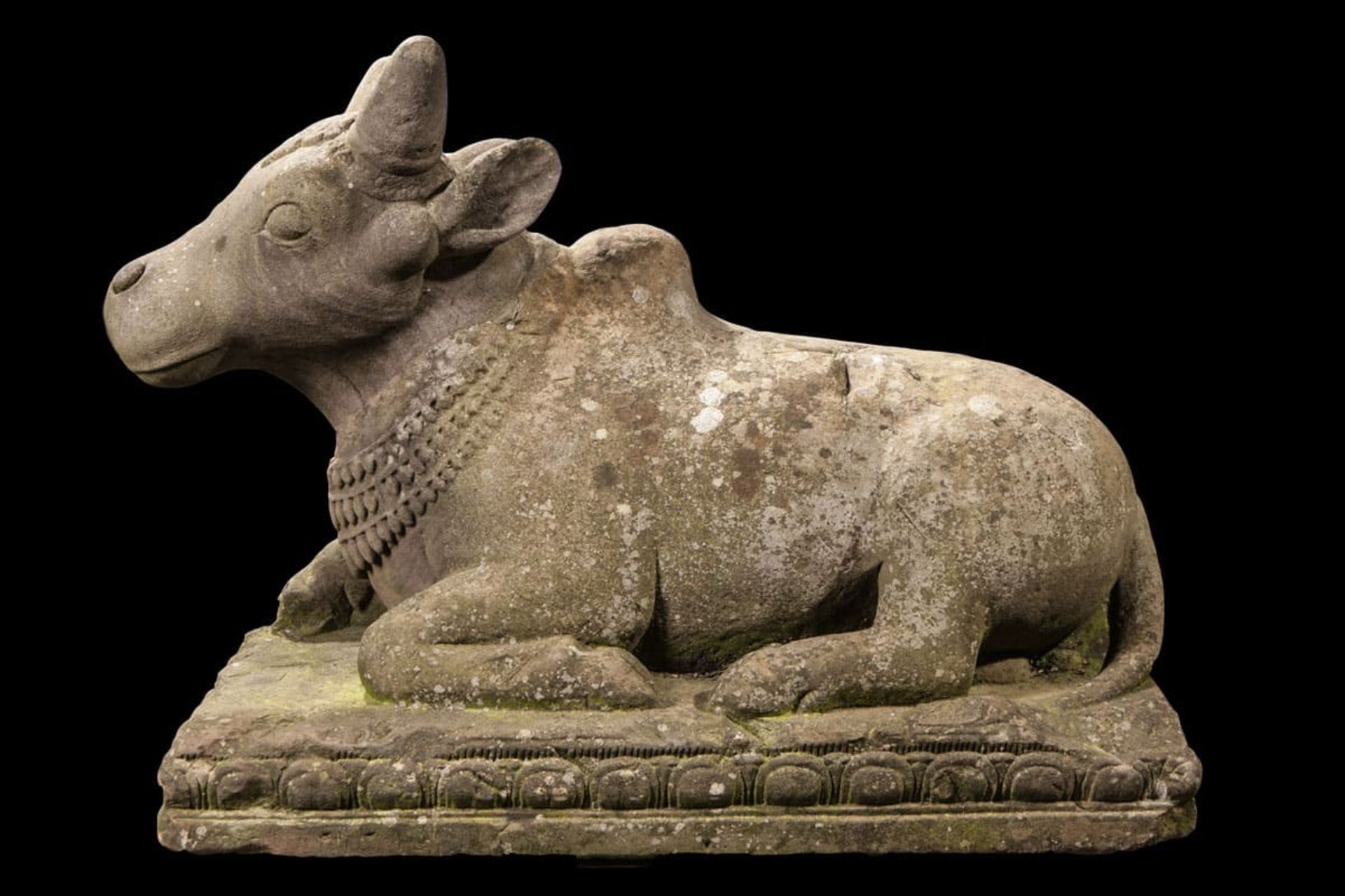 Le taureau Nandi fidèle serviteur et vahana de shiva figuré couché Pierre grès gris Cambodge Khmer