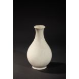 Vase piriforme en porcelaine blanche Chine Dynastie Qing 19ème siècle Ht 30cm x Diam 7cmBon état