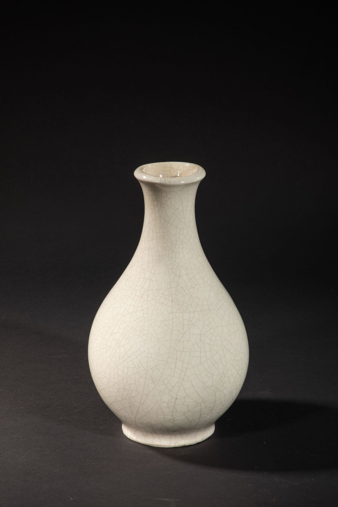 Vase piriforme en porcelaine blanche Chine Dynastie Qing 19ème siècle Ht 30cm x Diam 7cmBon état