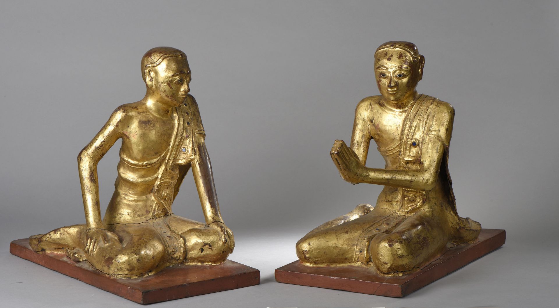 Paire d'adorants en anjalimudra et délassement, vêtu de la robe monastique utarasnaga Bois laqué