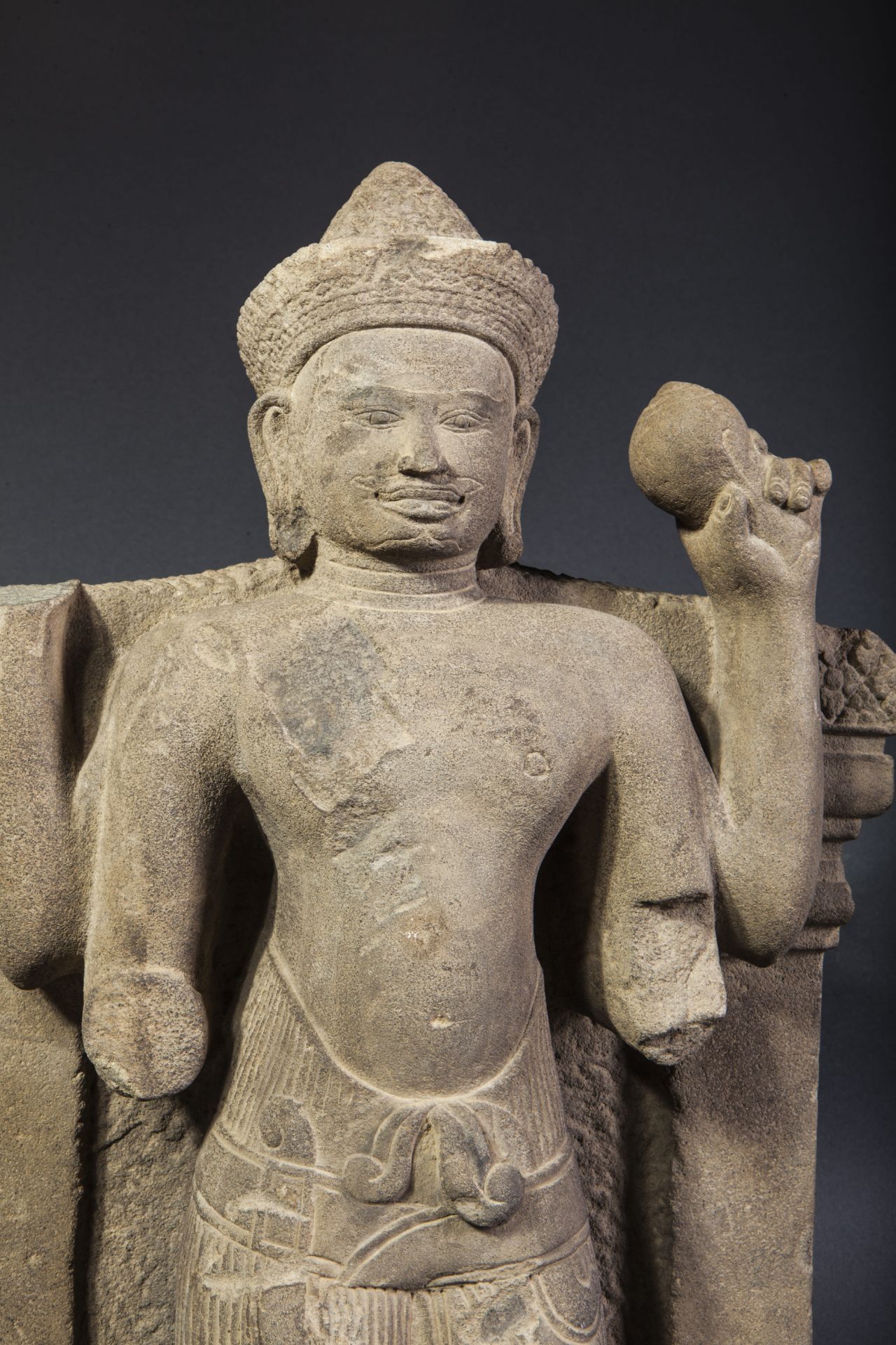 Stèle illustrant Vishnu debout dans une posture hiératique, sur une corniche, entre deux pilastres - Bild 3 aus 3