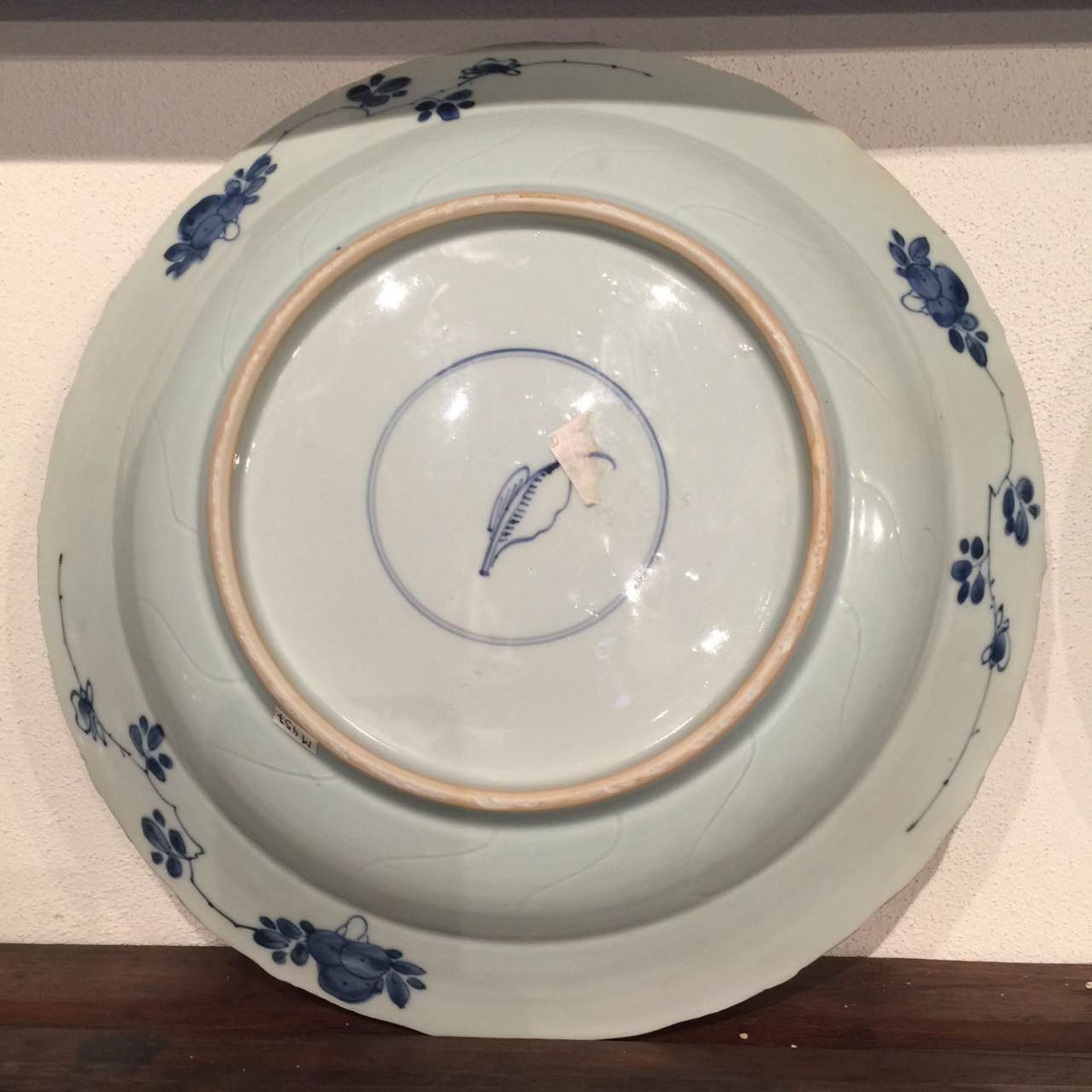 Plat en porcelaine blanche décoré en bleu cobalt sous couvert de motifs floraux aquatiques et de - Bild 2 aus 5