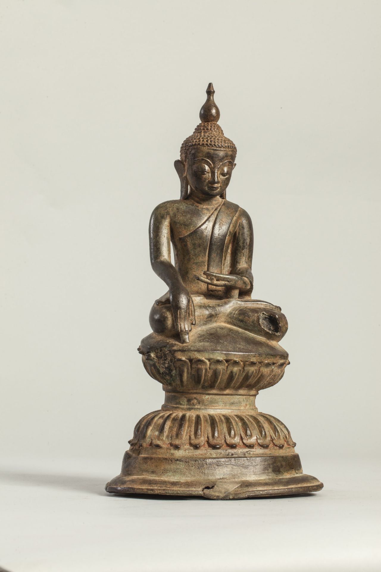 Buddha Maravijaya assis en virasana sur un haut socle lotiforme prenant la terre à témoin en - Bild 3 aus 3