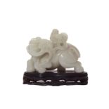 Toilette de l’éléphant par deux enfants Hetian jade blanc Chine dynastie Qing 17,5 cm x 20 cm