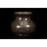 Vase de forme Hu à panse aplatie serti de deux anses de masques de Tao Tié à l'épaulement Bronze