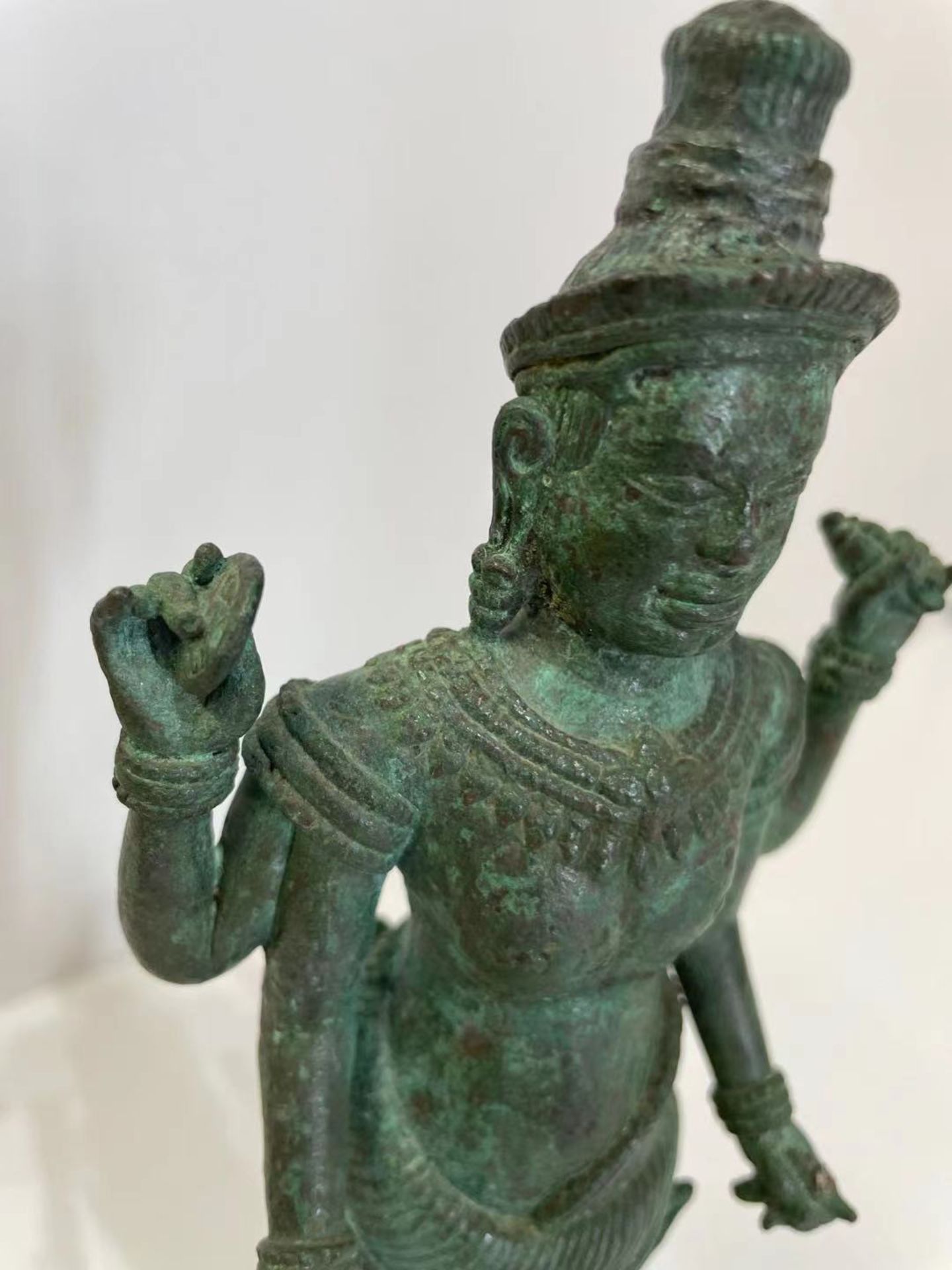 Vishnu debout dans une posture hiératique , sous une forme à quatre bras, tenant de ses deux mains - Bild 3 aus 8