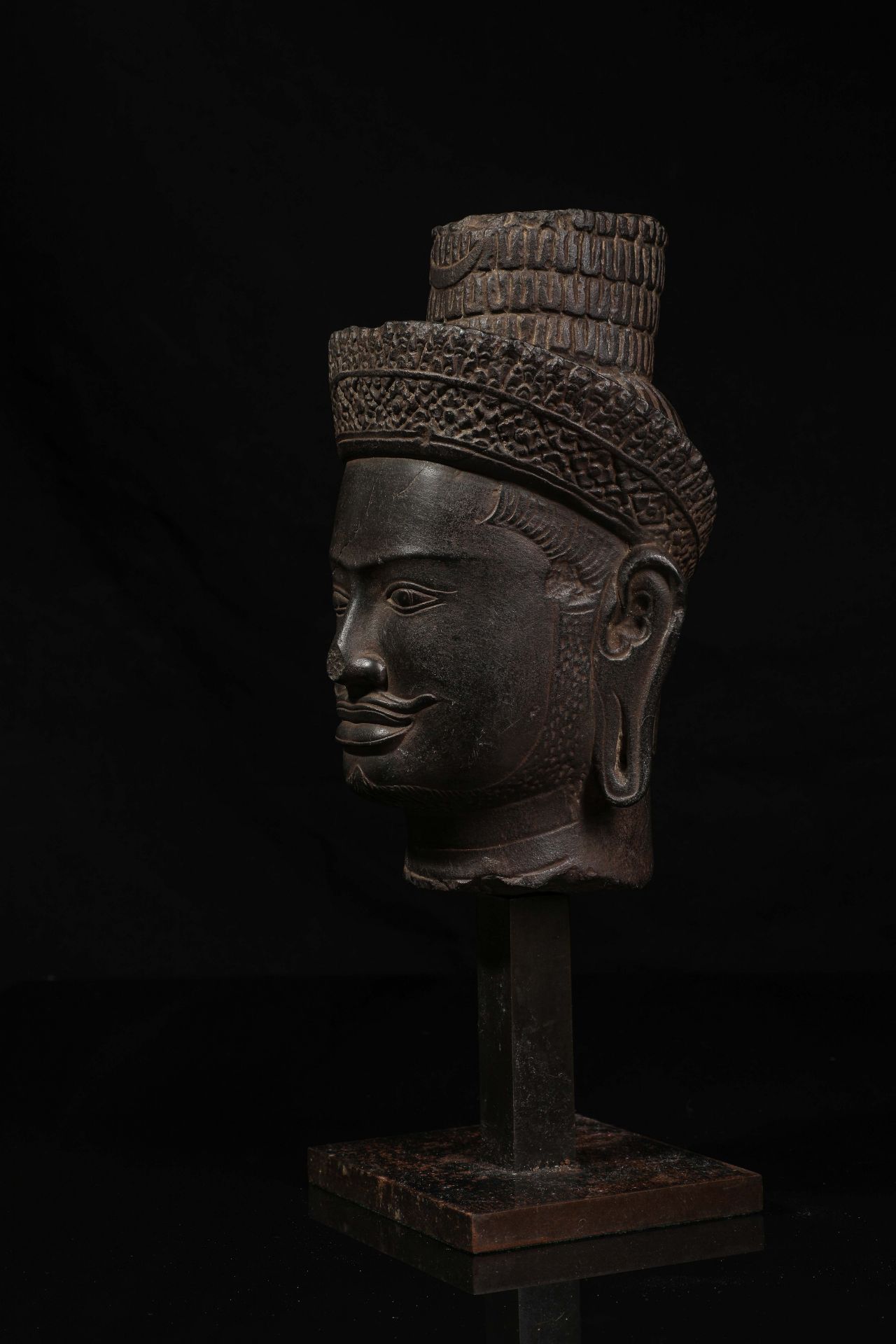 Tête de Shiva aux traits de visage viril , moustache et barbe en relief , les yeux excavés, le cou - Bild 3 aus 5