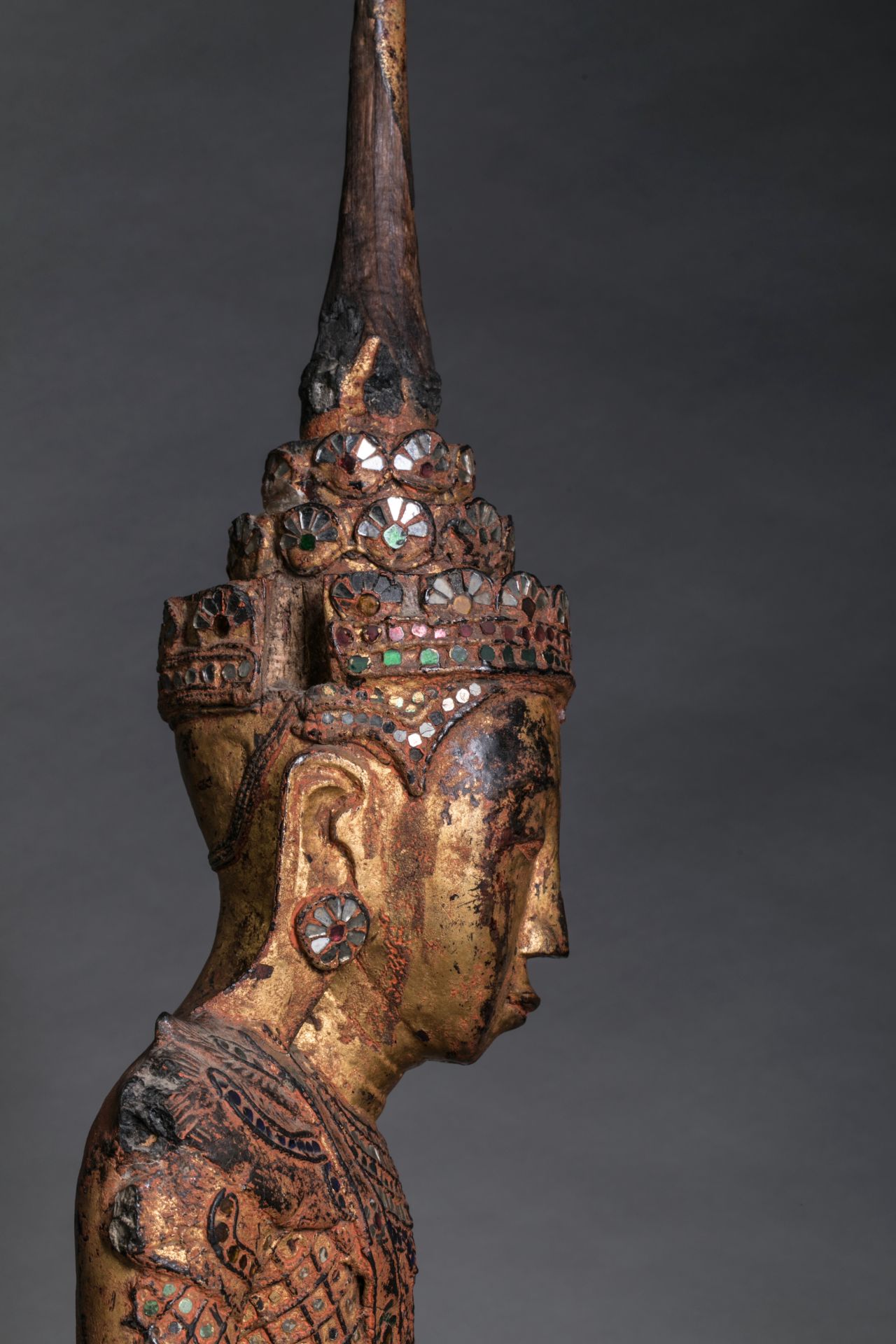 Buddha maravijaya vêtu d'une robe monastique et coiffé d'une couronne étagée laque sec doré au - Image 4 of 8