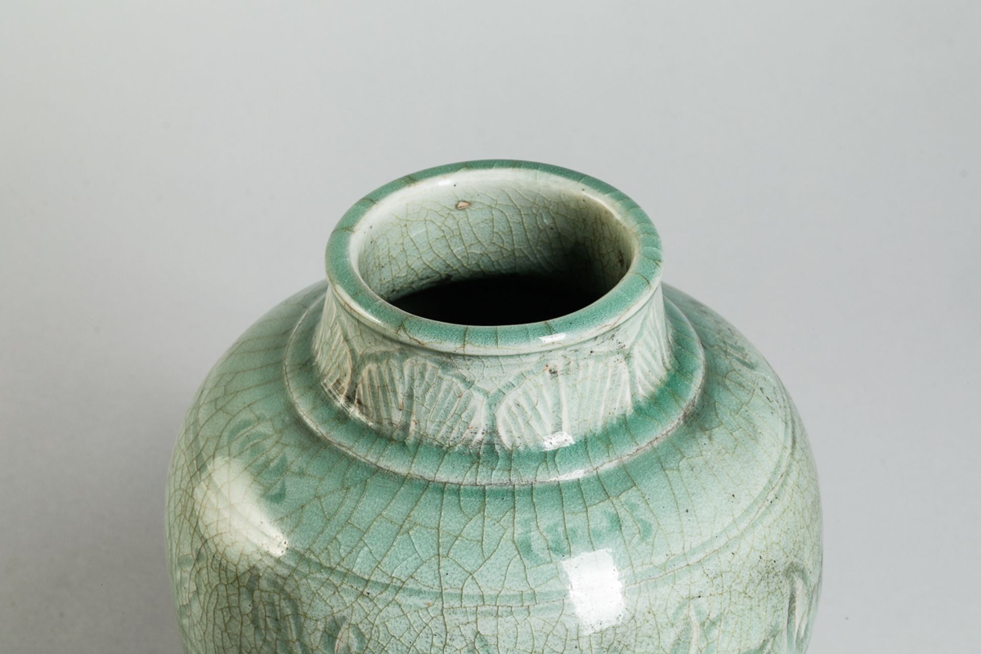 Vase balustre à large épaulement et petit col cylindrique en épaisse porcelaine du Longquan décoré - Bild 6 aus 6