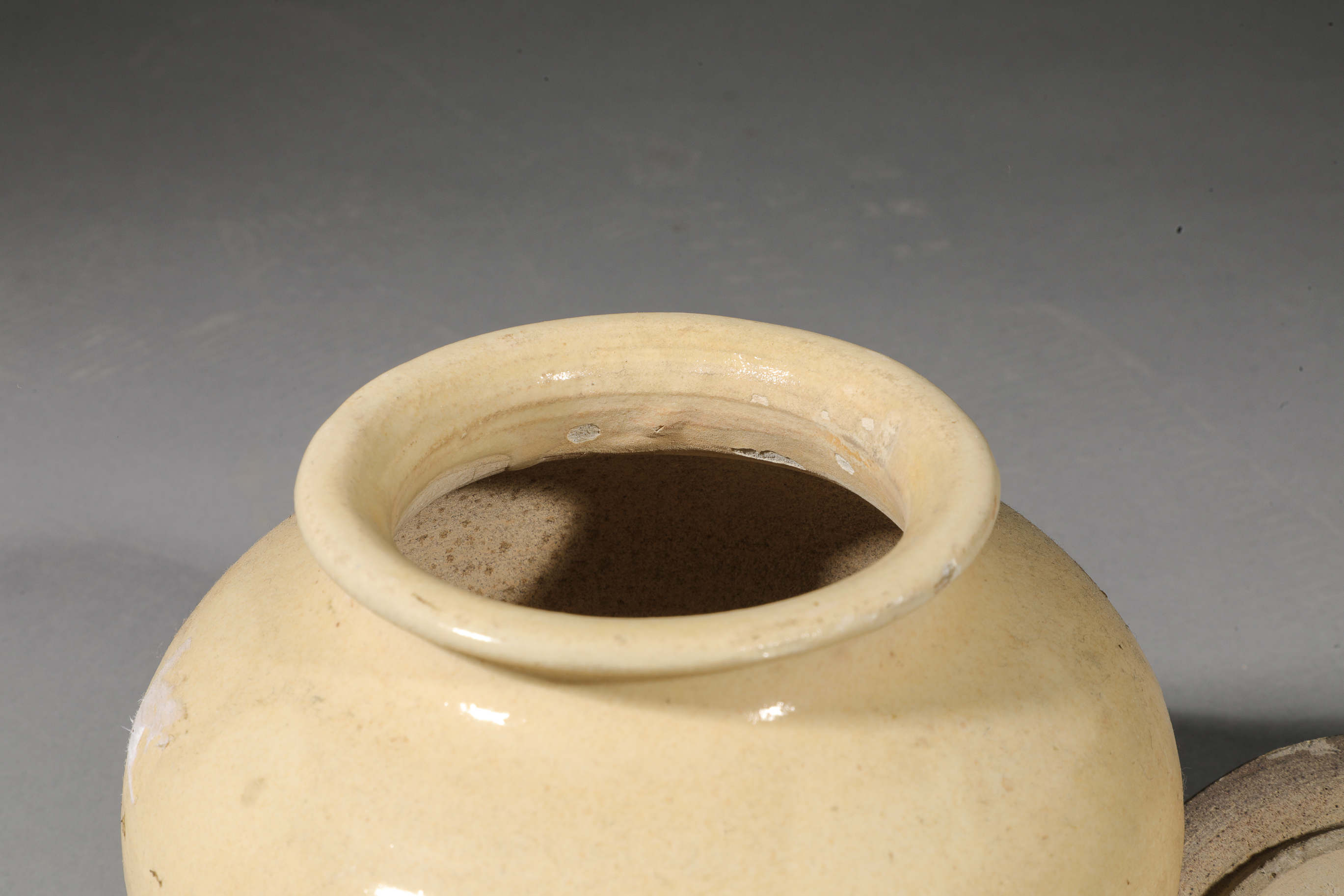Petite jarre Guan à panse ovoïde et base étroite à fond plat couverte au trois quart d'une glaçure - Image 3 of 5