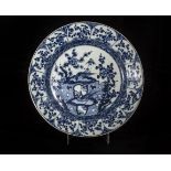 Plat Kraak en porcelaine blanche décorée en bleu cobalt sous couverte d' un couple de faisans dans