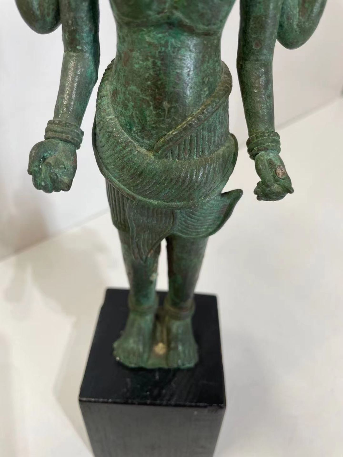 Vishnu debout dans une posture hiératique , sous une forme à quatre bras, tenant de ses deux mains - Bild 7 aus 8