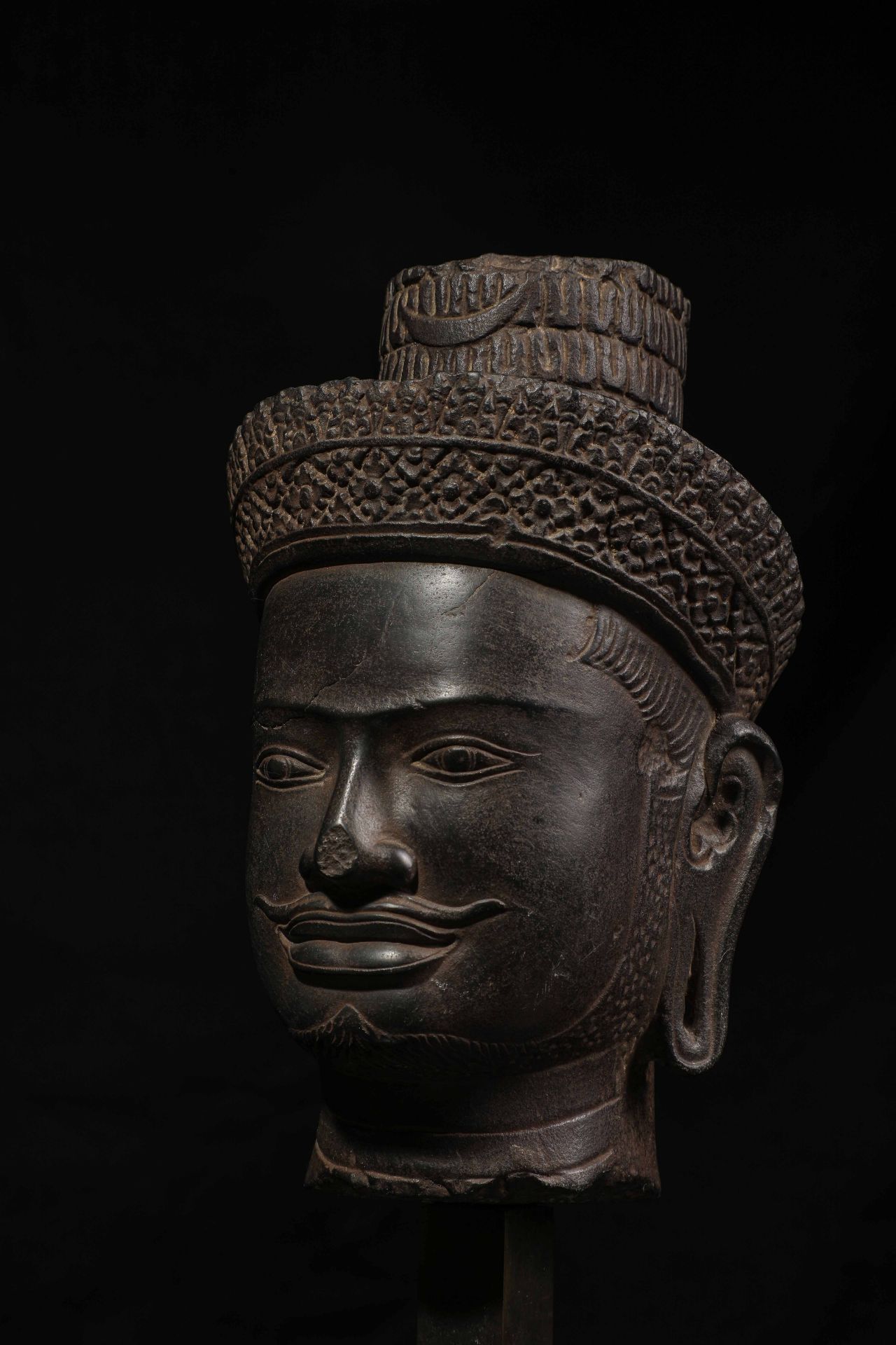 Tête de Shiva aux traits de visage viril , moustache et barbe en relief , les yeux excavés, le cou - Bild 2 aus 5