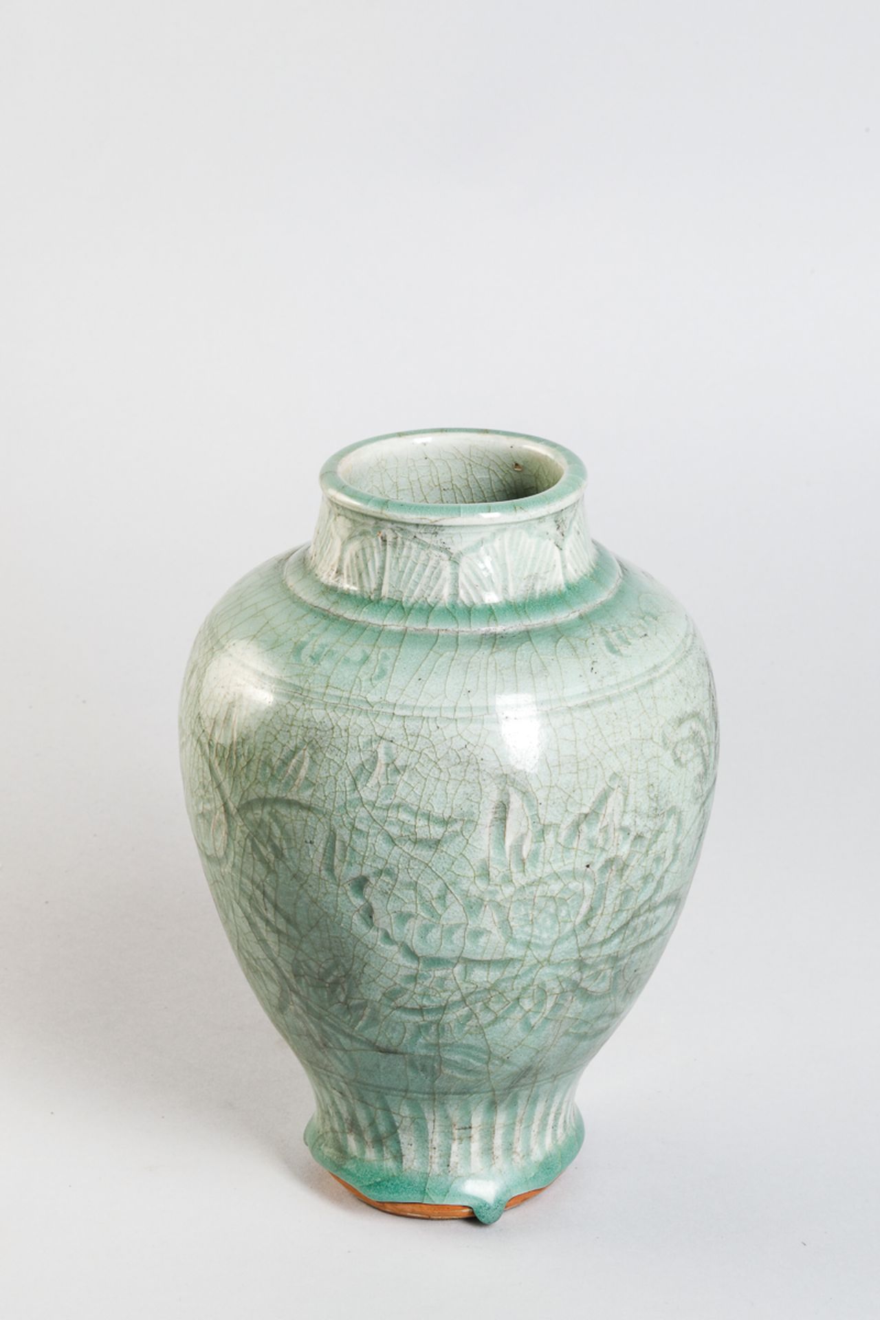 Vase balustre à large épaulement et petit col cylindrique en épaisse porcelaine du Longquan décoré - Bild 3 aus 6