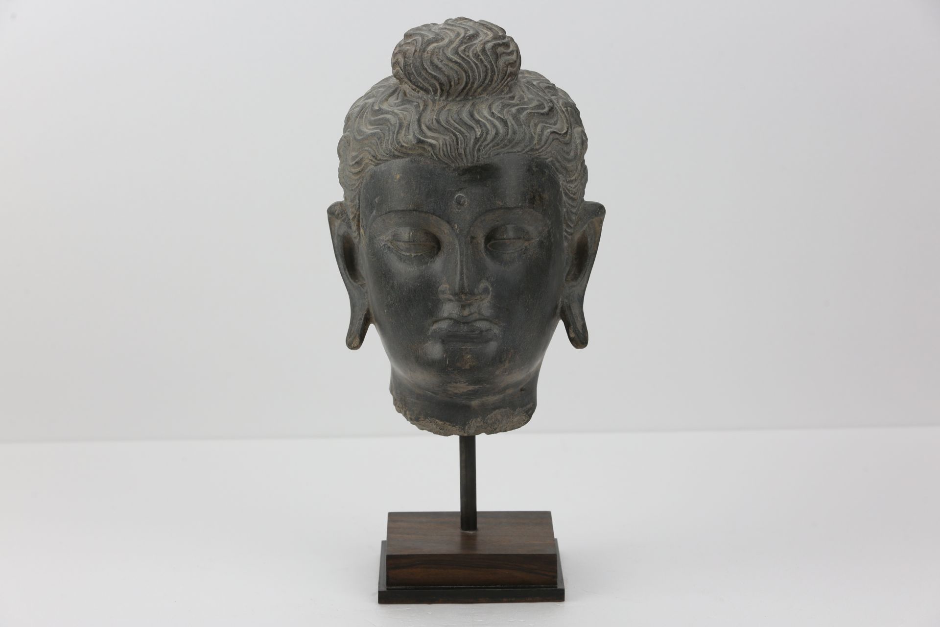 Tête de Boddhisattva marqué du troisième œil "Urna" au milieu du front , à la coiffure bouclée