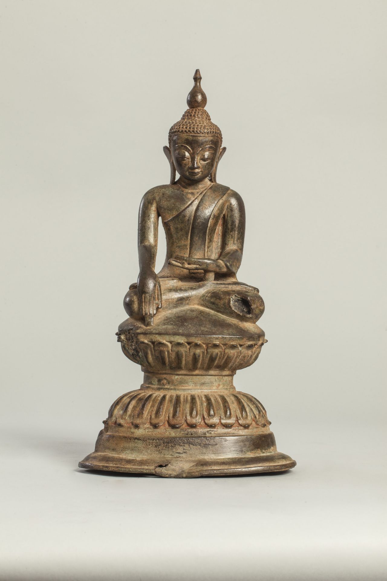 Buddha Maravijaya assis en virasana sur un haut socle lotiforme prenant la terre à témoin en - Bild 2 aus 3