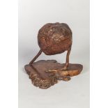 Racine de bois de forme ovoïde sculpté en boîte ouvrant par un couvercle et rappelant le crapaud