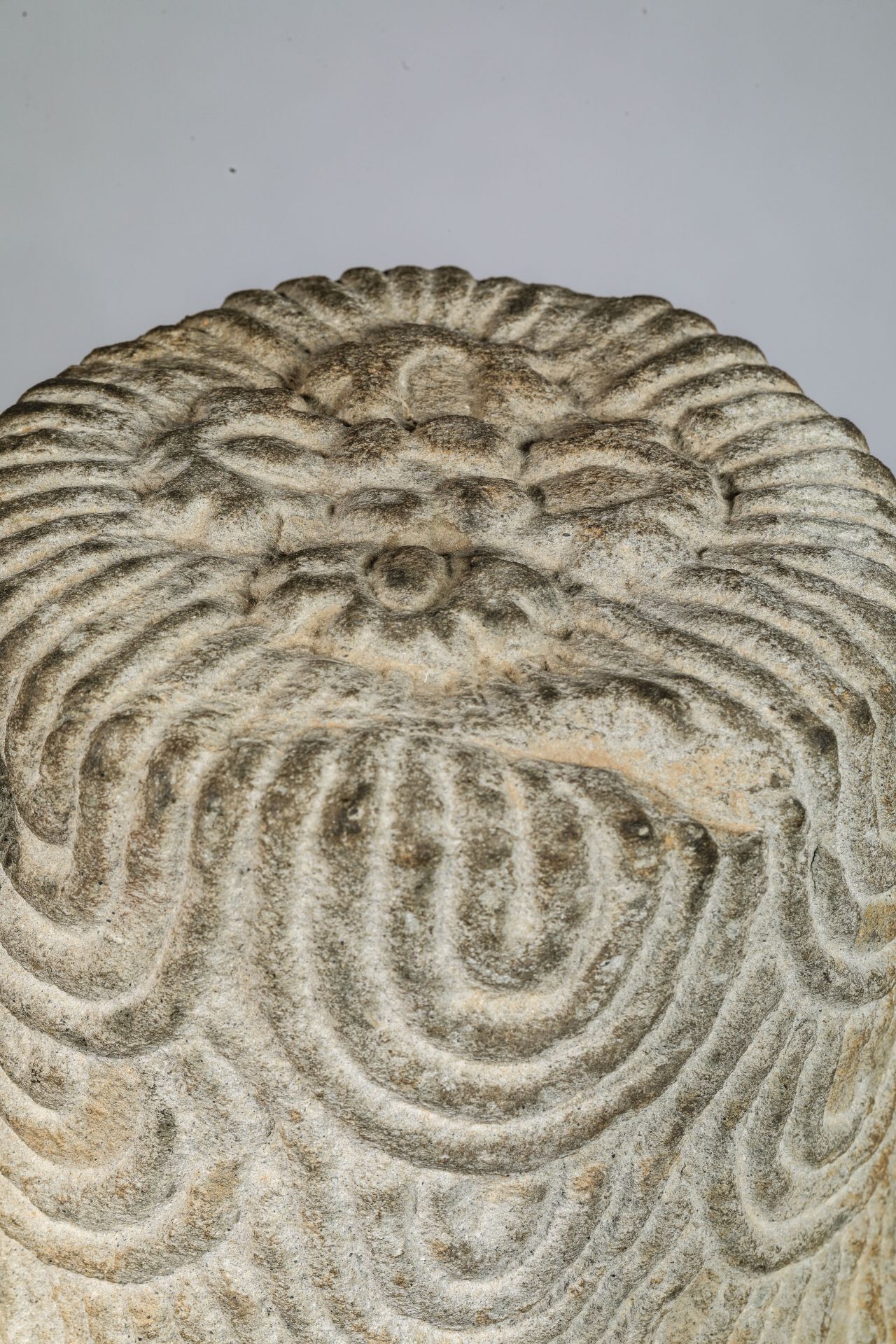 Tête de Shiva coiffée d’un important chignon cylindrique d’ascète à la chevelure organisée en larges - Bild 7 aus 9