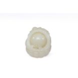 Fibule pour relaxation des mains Hetian Jade blanc dit « gras de mouton » Chine Dynastie Qing 5cm