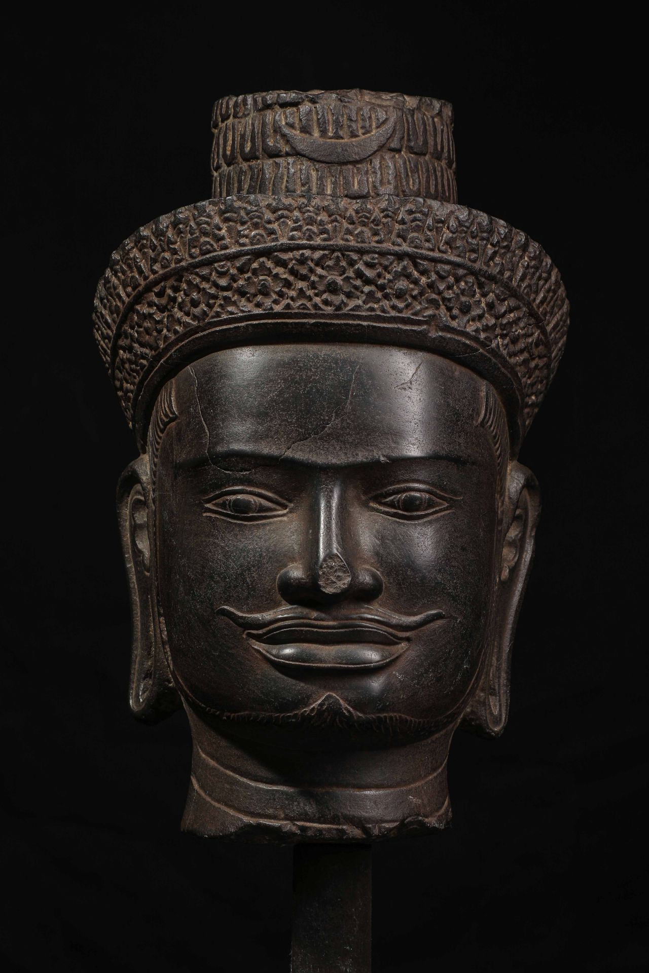 Tête de Shiva aux traits de visage viril , moustache et barbe en relief , les yeux excavés, le cou