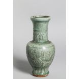 Vase balustre du Longquan en épaisse porcelaine décorée en incision sous couverte de motifs de