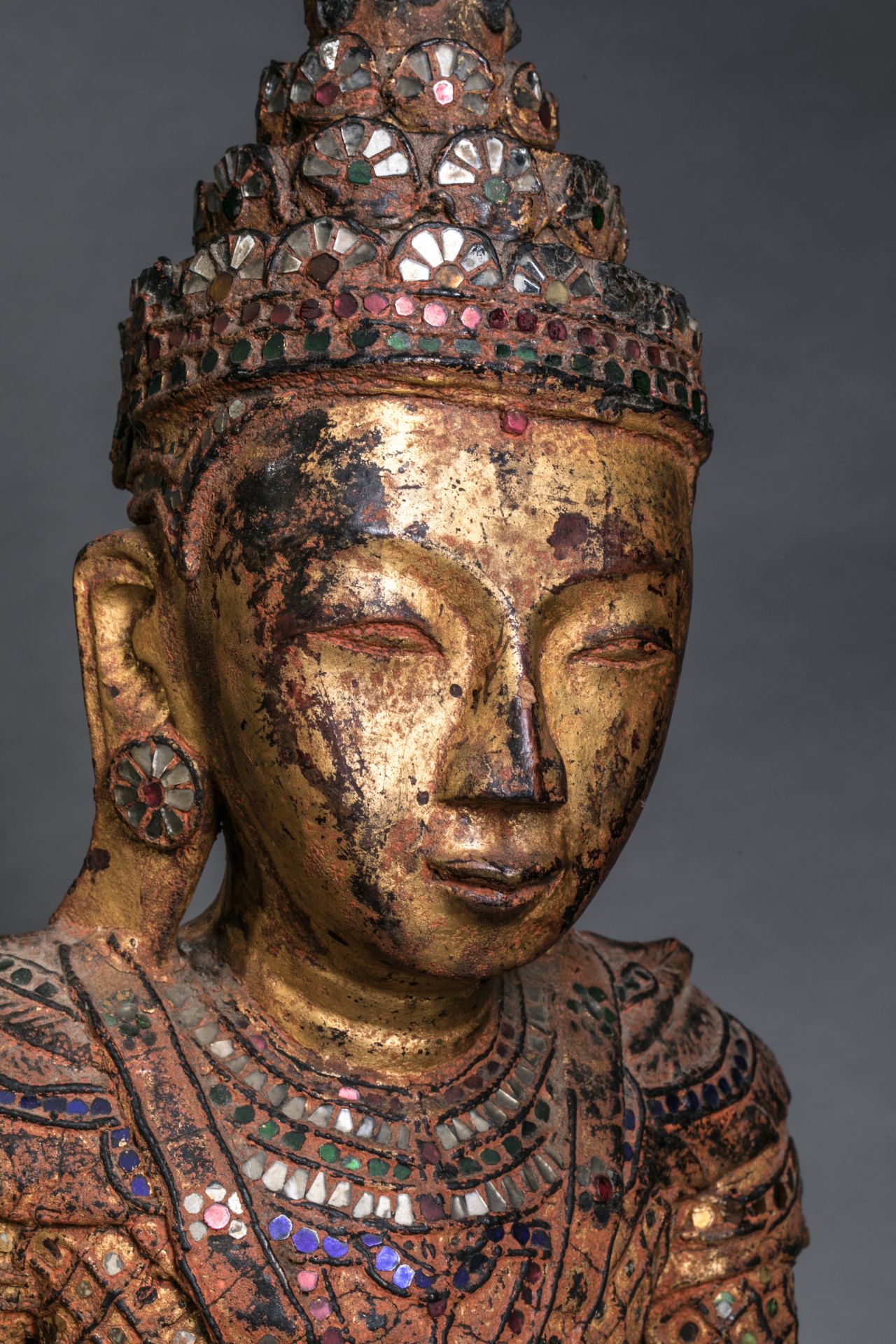 Buddha maravijaya vêtu d'une robe monastique et coiffé d'une couronne étagée laque sec doré au - Image 8 of 8