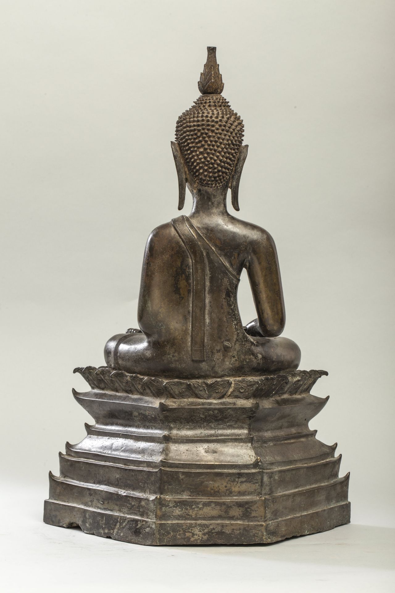 Buddha Maravijaya assis sur un haut tertre étagé terminé par une frise lotiforme en dhyanasana et - Bild 3 aus 3