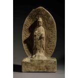 Stèle Bouddhique illustrant Buddha debout sur un tertre quadrangulaire, la tête auréolée d’un