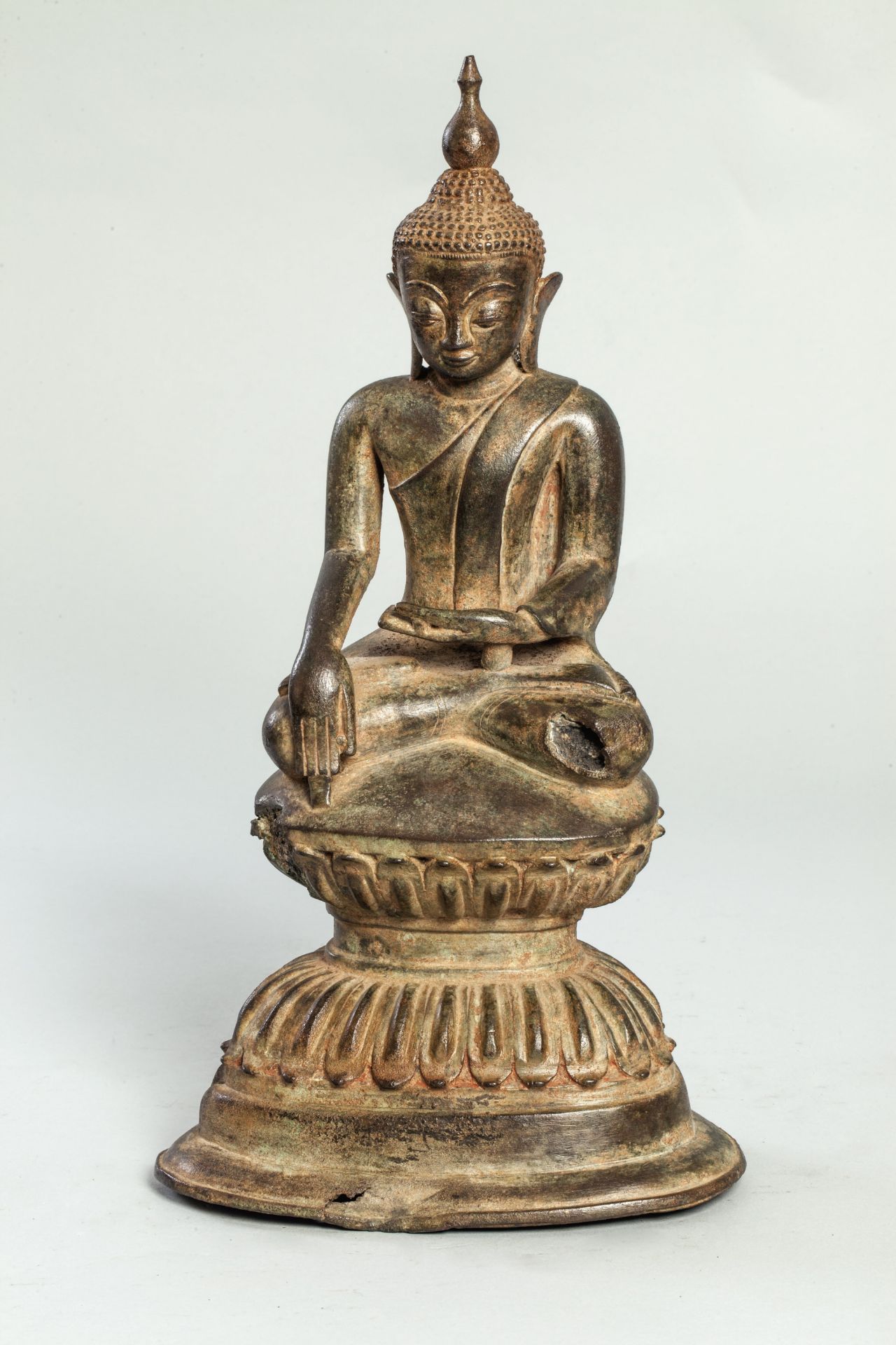 Buddha Maravijaya assis en virasana sur un haut socle lotiforme prenant la terre à témoin en