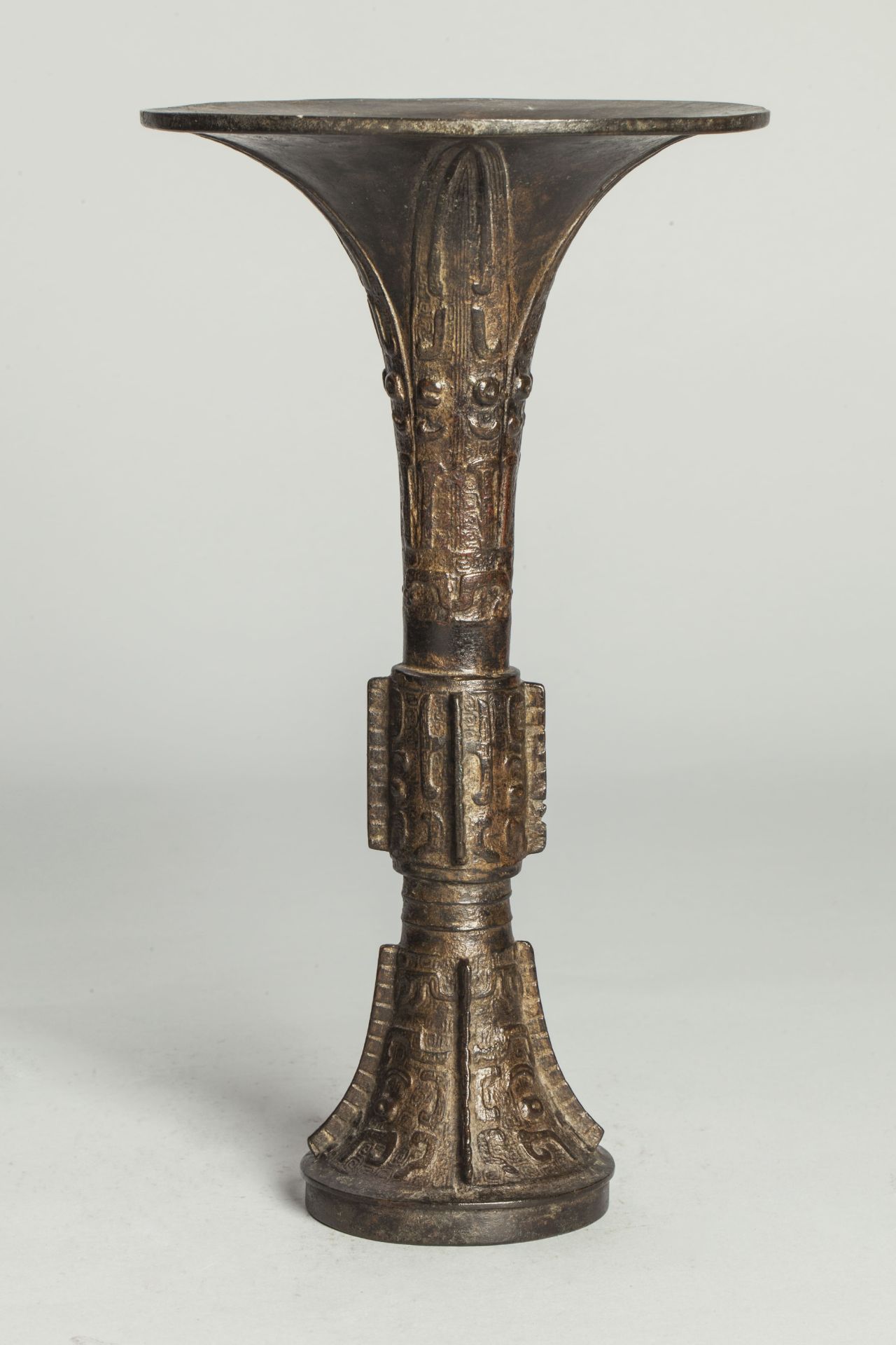 Vase de forme Gu à large embouchure évasé à décor de type archaïsant et arrêtes saillantes Bronze