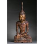 Buddha maravijaya vêtu d'une robe monastique et coiffé d'une couronne étagée laque sec doré au