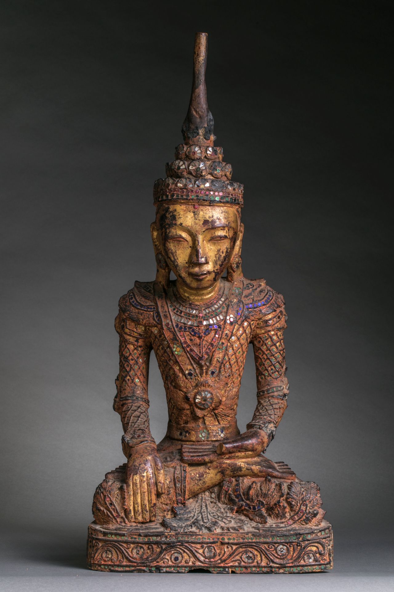 Buddha maravijaya vêtu d'une robe monastique et coiffé d'une couronne étagée laque sec doré au