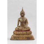 Buddha Maravijaya assis en virasana sur un haut socle lotiforme marqué d'une dédicace la main droite