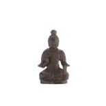 Kwanyin Buddha de la compassion vêtu d’une robe monastique et coiffé d’un haut chignon, assis en