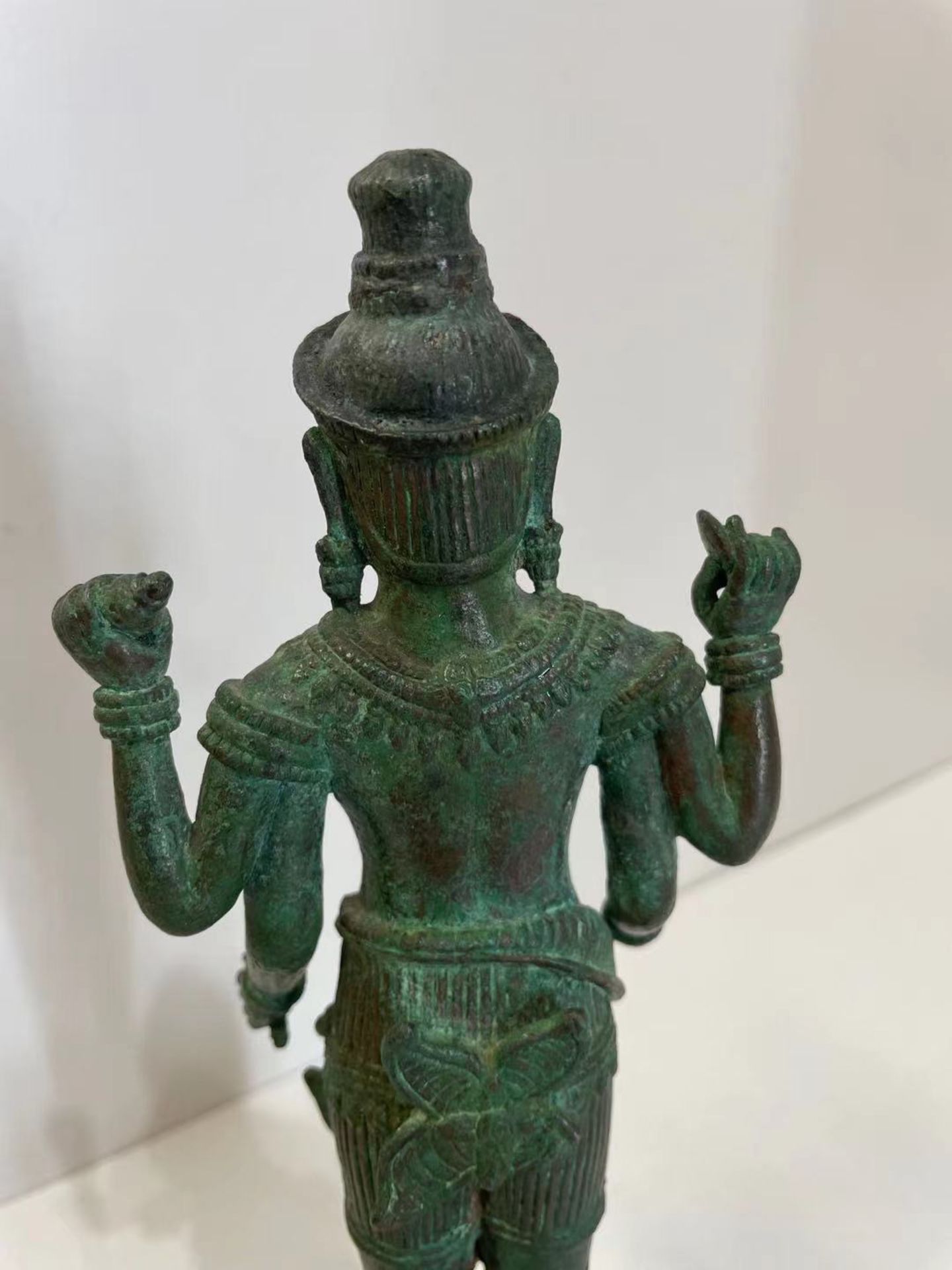 Vishnu debout dans une posture hiératique , sous une forme à quatre bras, tenant de ses deux mains - Bild 5 aus 8
